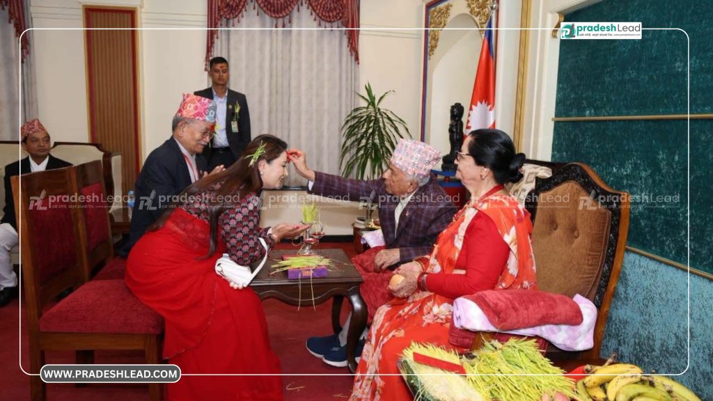 राष्ट्रपतिको हातबाट टीका–जमरा ग्रहण गर्दै उपमेयर लक्ष्मी महर्जन, संस्कार र राष्ट्रिय एकताको सन्देश